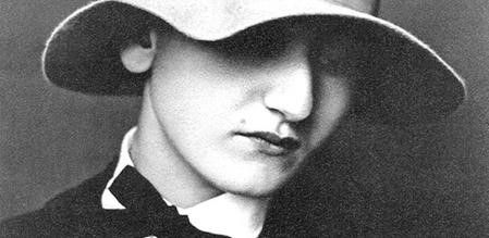 La autora, Ana Brenner en 1926, fotografiada por Tina Modotti.  (Renacimiento)