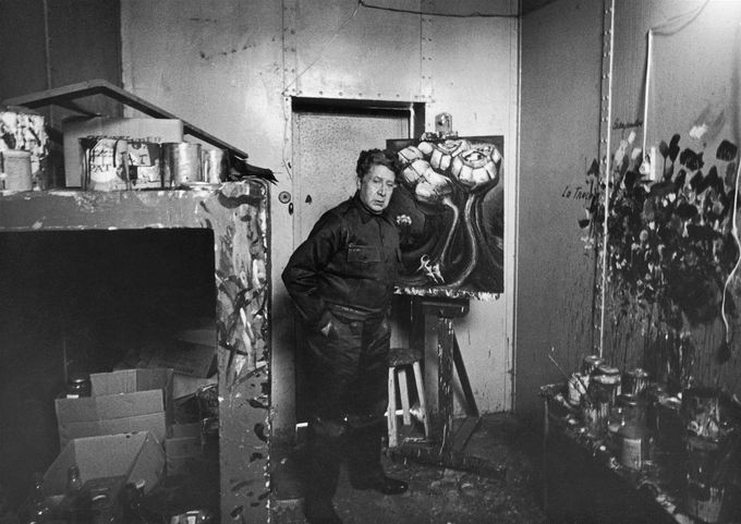Siqueiros en prisión con algunas de sus pinturas, el 17 de noviembre de 1966.
Getty Images

