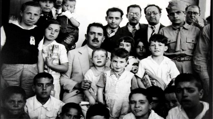 El Presidente Lázaro Cárdenas con los niños de Morelia recién llegados en1937 en el barco “Mexique”